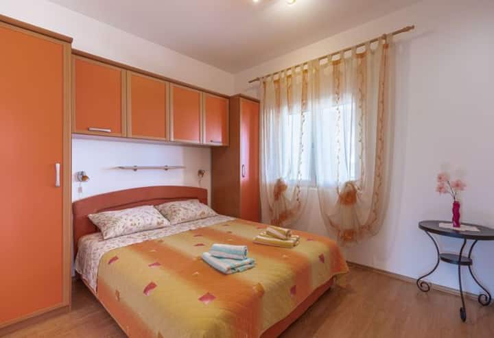 这间迷人的卧室温馨舒适，配有内置储物柜、花卉细节和柔和的自然光线。 非常适合在舒适、精心设计的空间里度过宁静的夜晚和缓慢的早晨。

