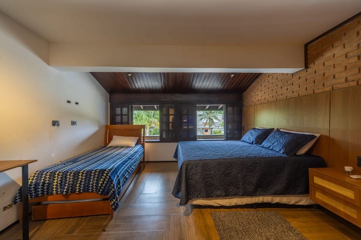Amplo quarto com bom espaço de circulação