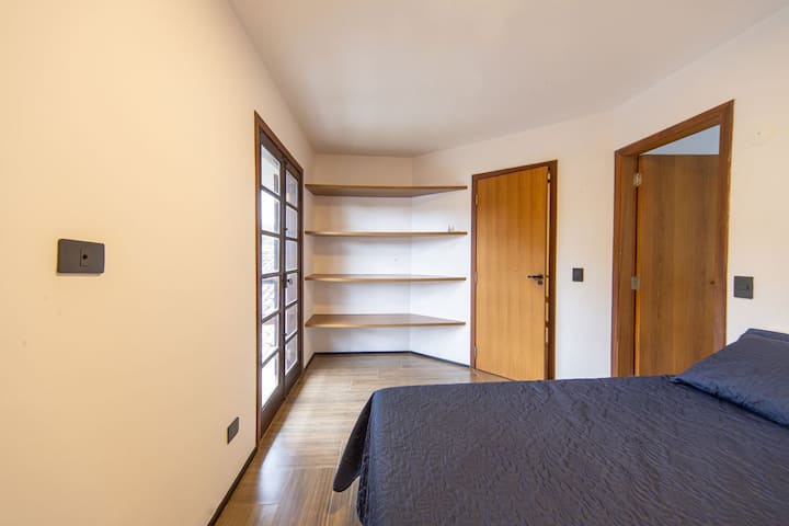 Amplo quarto com ótima iluminação