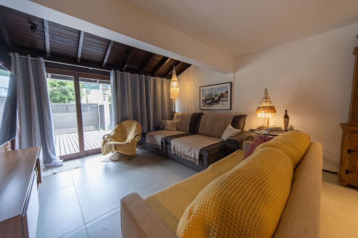 Confortável sala de estar com ambiente acolhedor