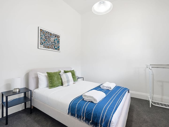 Chumba cha kulala cha 2 - Kitanda cha Watu Wawili, Mfumo wa Kupasha Joto, Kiyoyozi + Rafu ya Nguo