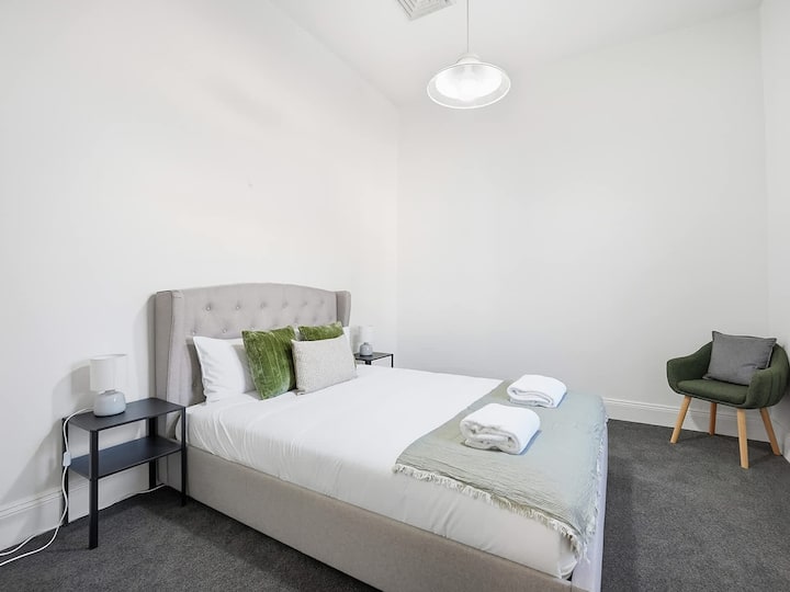 Chumba cha kulala 1 - Kitanda cha Malkia, Mfumo wa Kupasha Joto, Kiyoyozi + Rafu ya Nguo