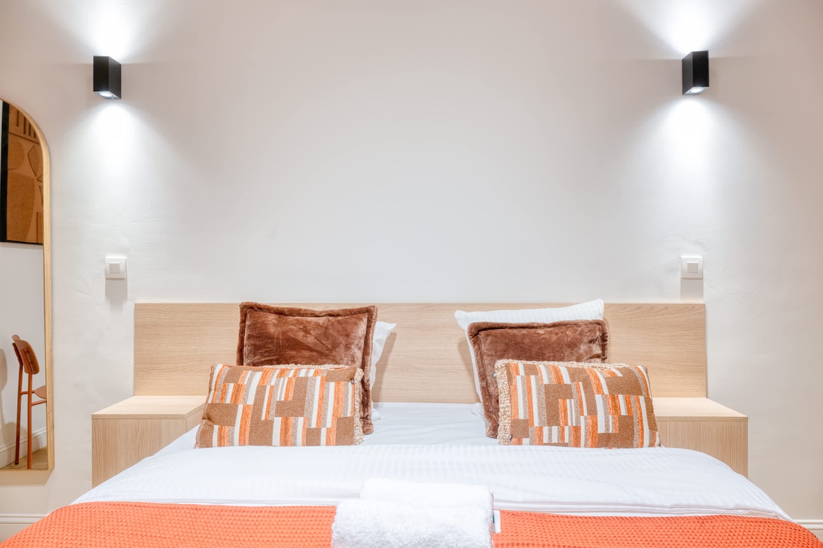 Top performing Airbnb: Elegant City Apartment for Up to 4 in Quartier Du Centre Centrumwijk