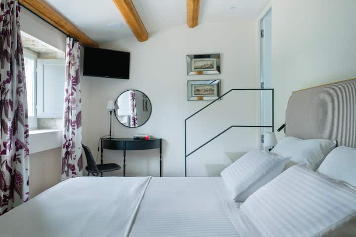 Isa sa dalawang romantikong kuwartong may double bed sa unang palapag. (Ikalawang Kuwarto)