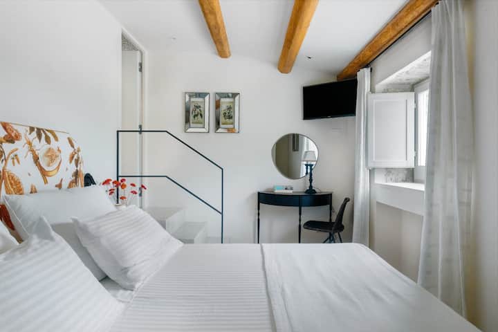 Ang ikalawang kuwartong may double bed sa unang palapag. (Ikatlong Kuwarto)