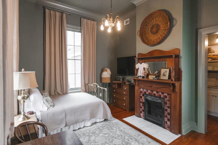 The Gilded Lady-suite W/ Full Bed & Private Entry - ペンサコラ, FL