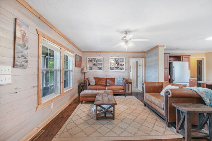 Lakefront Retreat W Dock Boat Rental & Views! - Lake Martin, AL