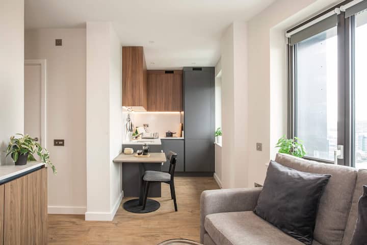 Skyline View - Gym & Coworking : Staycozy - Croydon