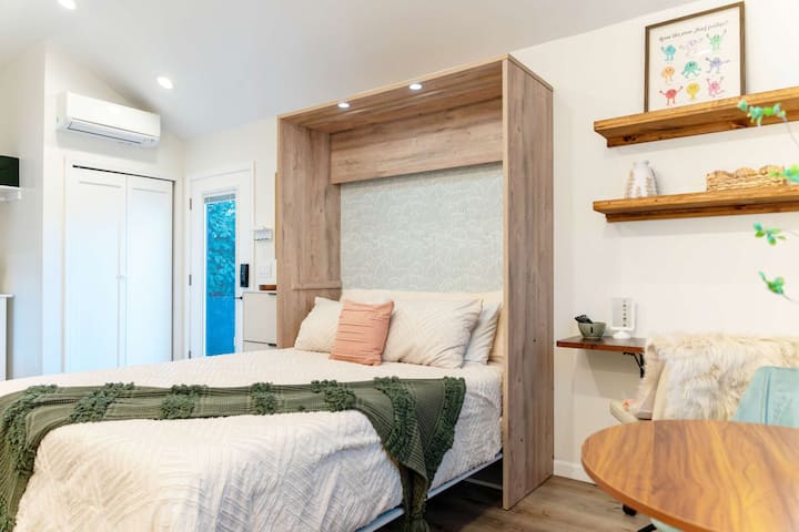 Charming Bungalow Near Midtown Sacramento - Sacramento, CA