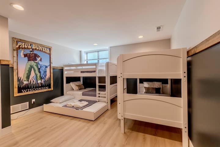 上下铺客房，可容纳5人，配备Roku电视。