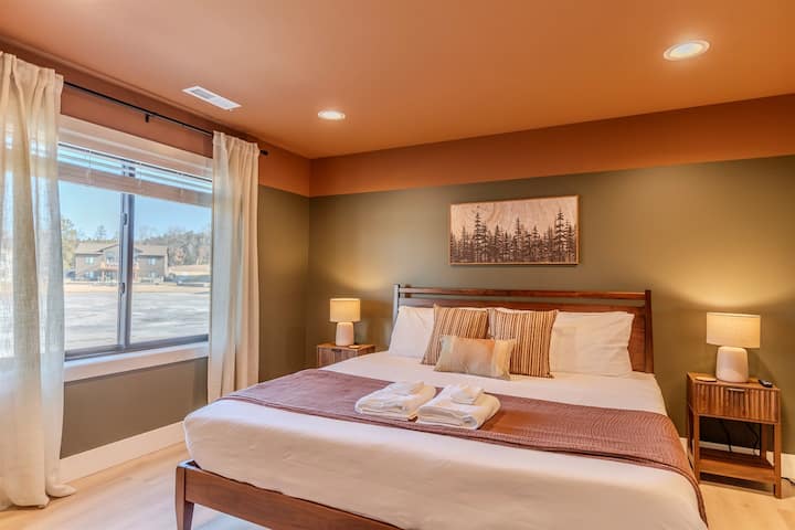 楼下卧室配备2米宽双人床、记忆海绵床垫和Roku电视。