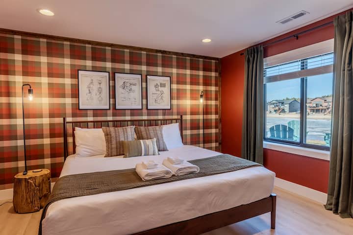 楼下卧室配备2米宽双人床、记忆海绵床垫和Roku电视。