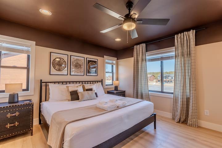 主卧配有记忆泡沫床、Roku电视和办公桌。