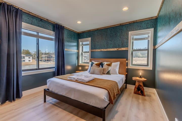 楼上卧室配有标准双人床和Roku电视。