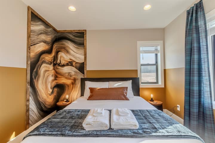 楼上卧室配有标准双人床和Roku电视。