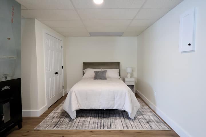 เตียงคู่ซ่อนอยู่ในช่องในชั้นใต้ดิน