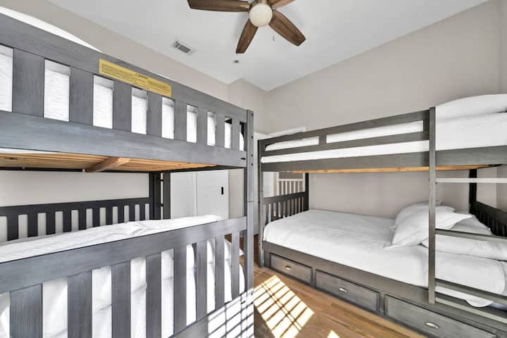 Двокреветна соба на 2 кат со 2 комплета двокреветни/двокреветни легла