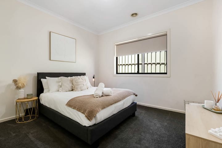 Dormitorio 2 con cama tamaño queen. 