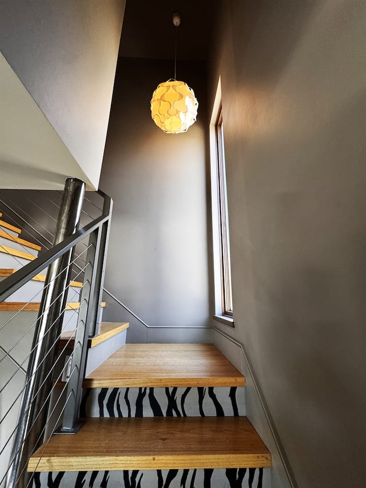 Ngjitu nëpër Sky Passage deri në loftin e katit të tretë. Me parmakët e tij arkitektonikë me kabllo dhe shkallët e guximshme me print zebre, kjo kalim i përshtatshëm për Instagram duket si diçka e dalë nga një libër përrallash, që të çon në pikën më të lartë të ishullit tonë Mount Desert.