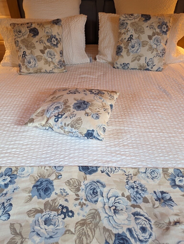 Útulná manželská posteľ.