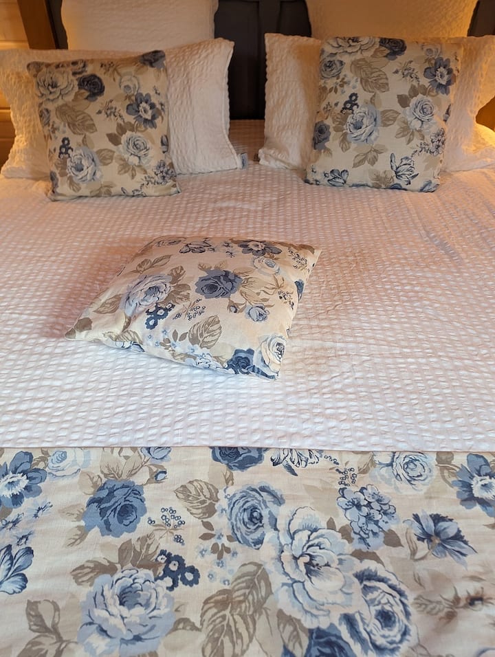 Kitanda cha ukubwa wa kifalme.