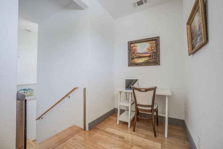 توفر منطقة المكتب المخصصة مساحة عمل عملية، وهي مثالية لإنجاز الأمور أثناء الاستمتاع براحة إقامتك