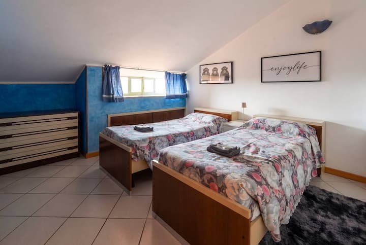 Kamer met twee eenpersoonsbedden, handdoekenset voor elke gast