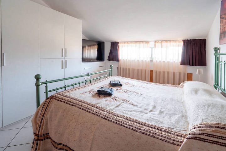 Slaapkamer op de tweede verdieping met handdoekensets voor elke gast