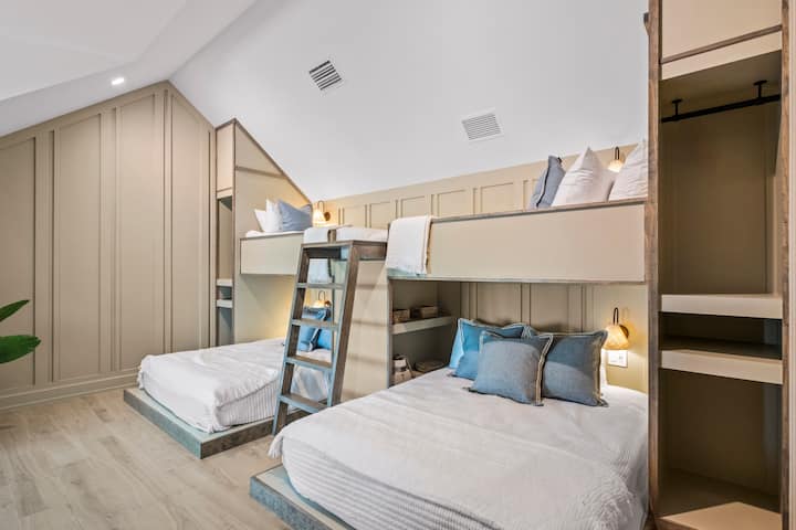 Quinto dormitorio: dos camas queen sobre literas individuales
