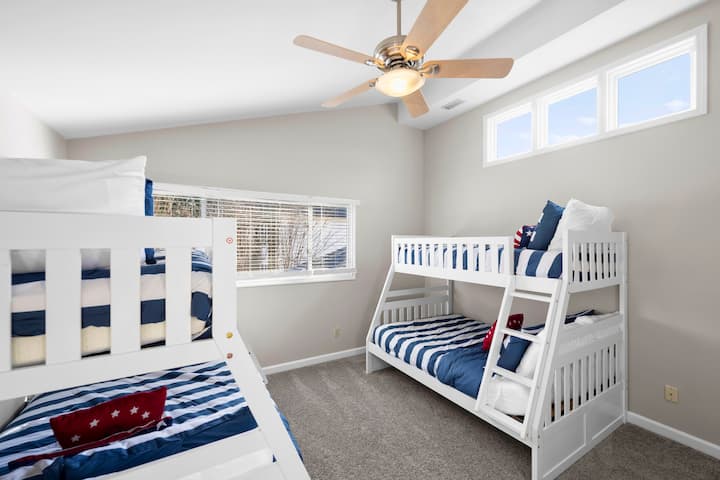 Habitación con literas de nivel superior, dos camas individuales sobre literas completas, perfectas para las fiestas de pijamas de los niños.