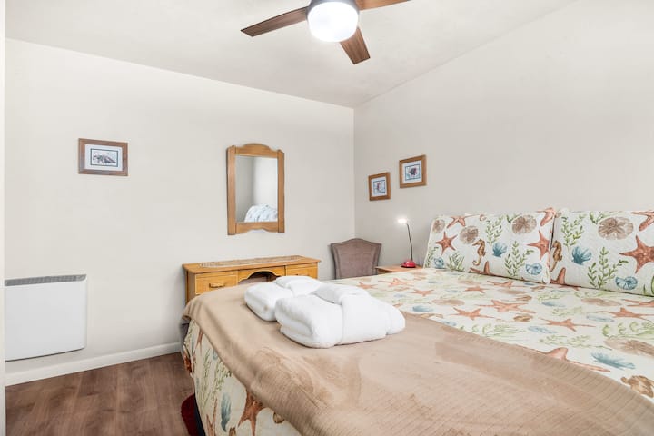 Спална соба со поглед кон градината