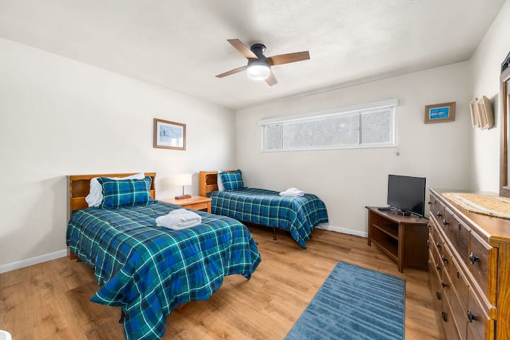 Спална соба со два одделни кревета