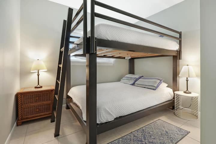 Соба со кревет на спрат со два кревета (queen size), одлична за деца или дополнителни гости