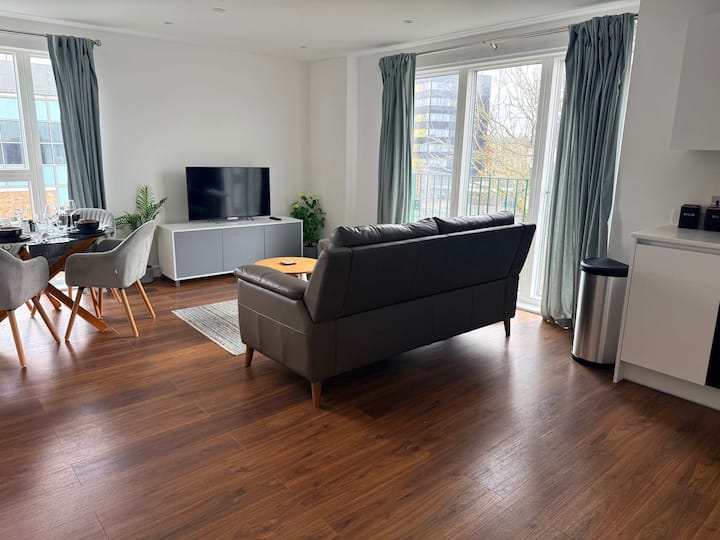 2br Bracknell Apt Near Ascot | Parking & Wifi - Bracknell