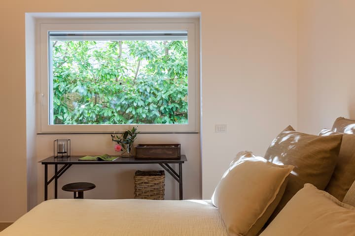 El primer dormitorio con dos camas individuales al que se accede desde el pasillo (dormitorio 1).