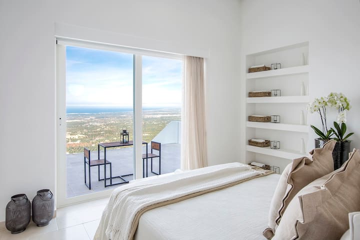 El dormitorio principal al final del pasillo (dormitorio 3) tiene maravillosas vistas al mar.