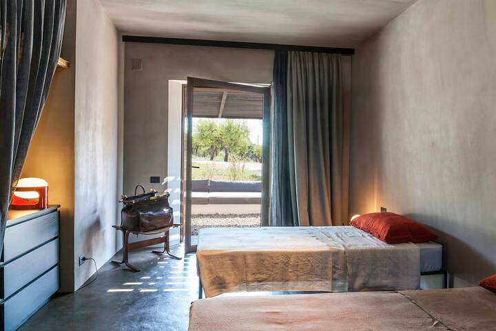 El segundo dormitorio con dos camas individuales de la casa principal (dormitorio 4).