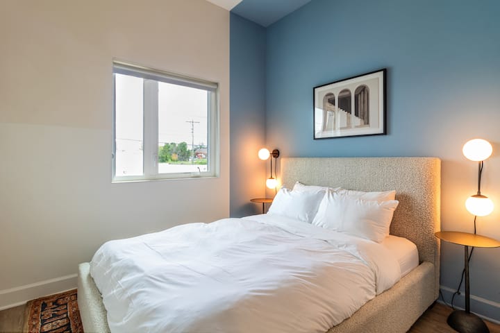 Во спалната соба 3 има брачен кревет (широк 150-179 см).