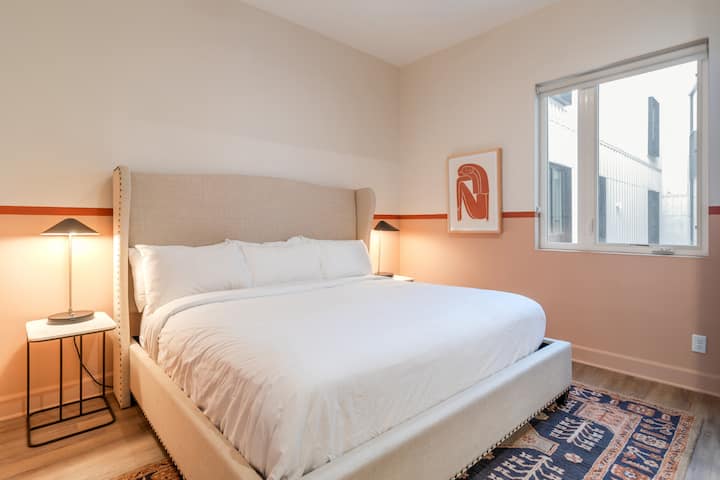 Главната спална соба има брачен кревет (широк 150-179 см).