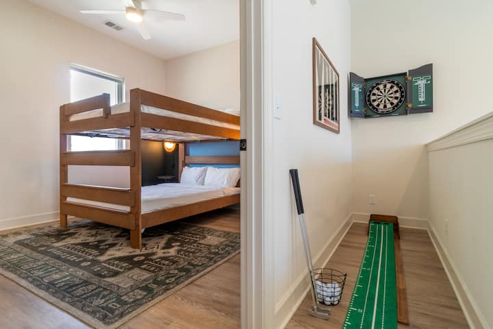 Спалната соба 2 е покрај катчето за играње.