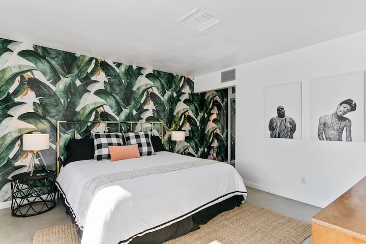 בחדר 6 יש מיטת קינג סייז.