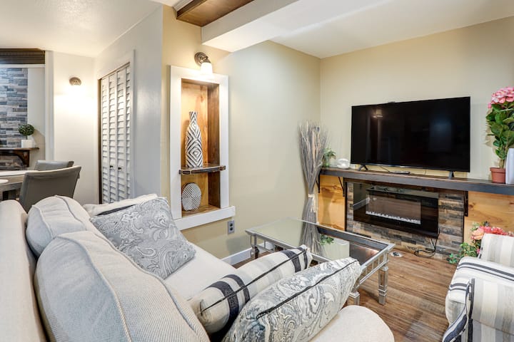 Extended Stay In Denver! Cozy Apartment W/ Patio - Aurora, CO