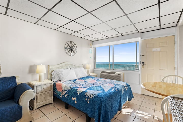 Beachfront Condo W/ Pool | Near Pier Park - Panama City Beach, FL