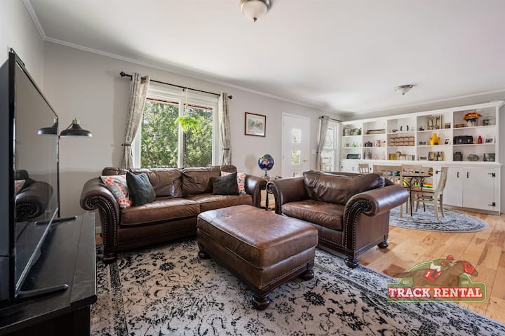 Comfortable Saratoga Getaway Near Downtown & Track - Saratoga Springs, NY