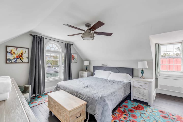 Newly Remodeled, Spacious Condo! Walk To King St! - Charleston, SC