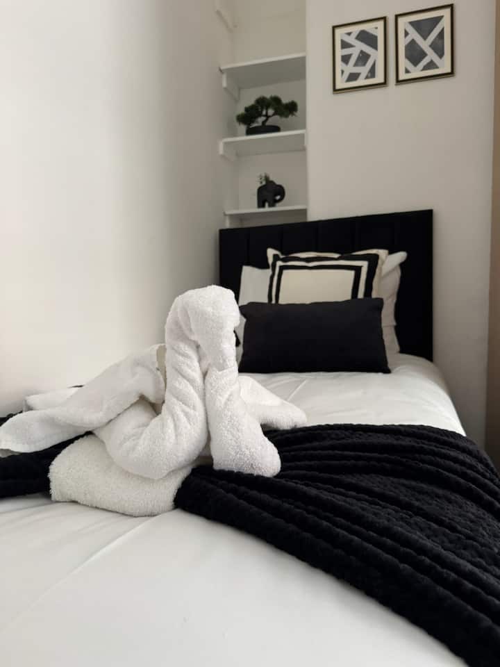 Спална соба со два одделни кревета 2