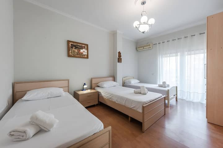 غرفة نوم 2 بثلاثة أسرّة مفردة