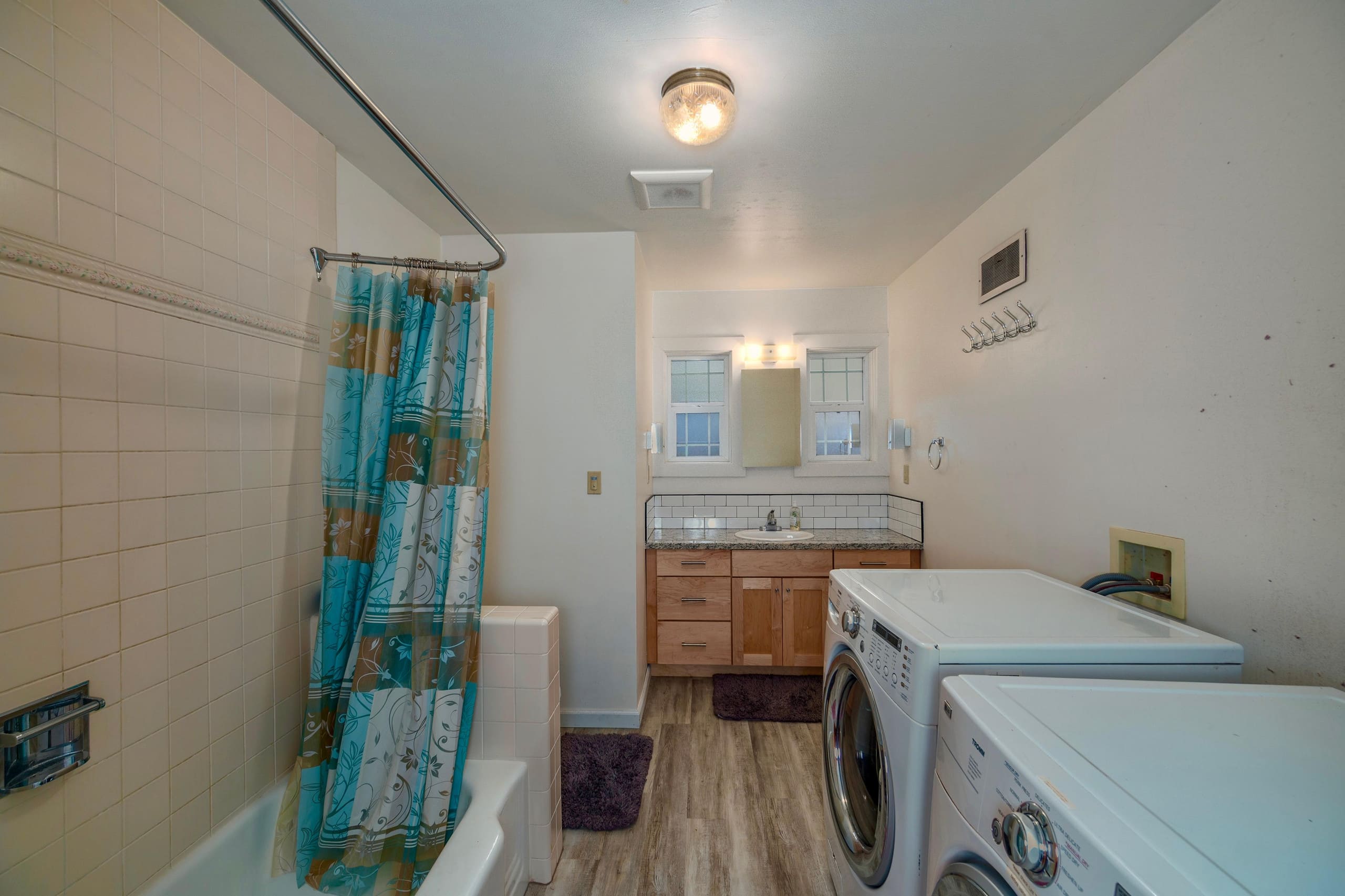 Home in South Lake Tahoe · 3 bedrooms · 5 beds · 2 private baths - Image 17