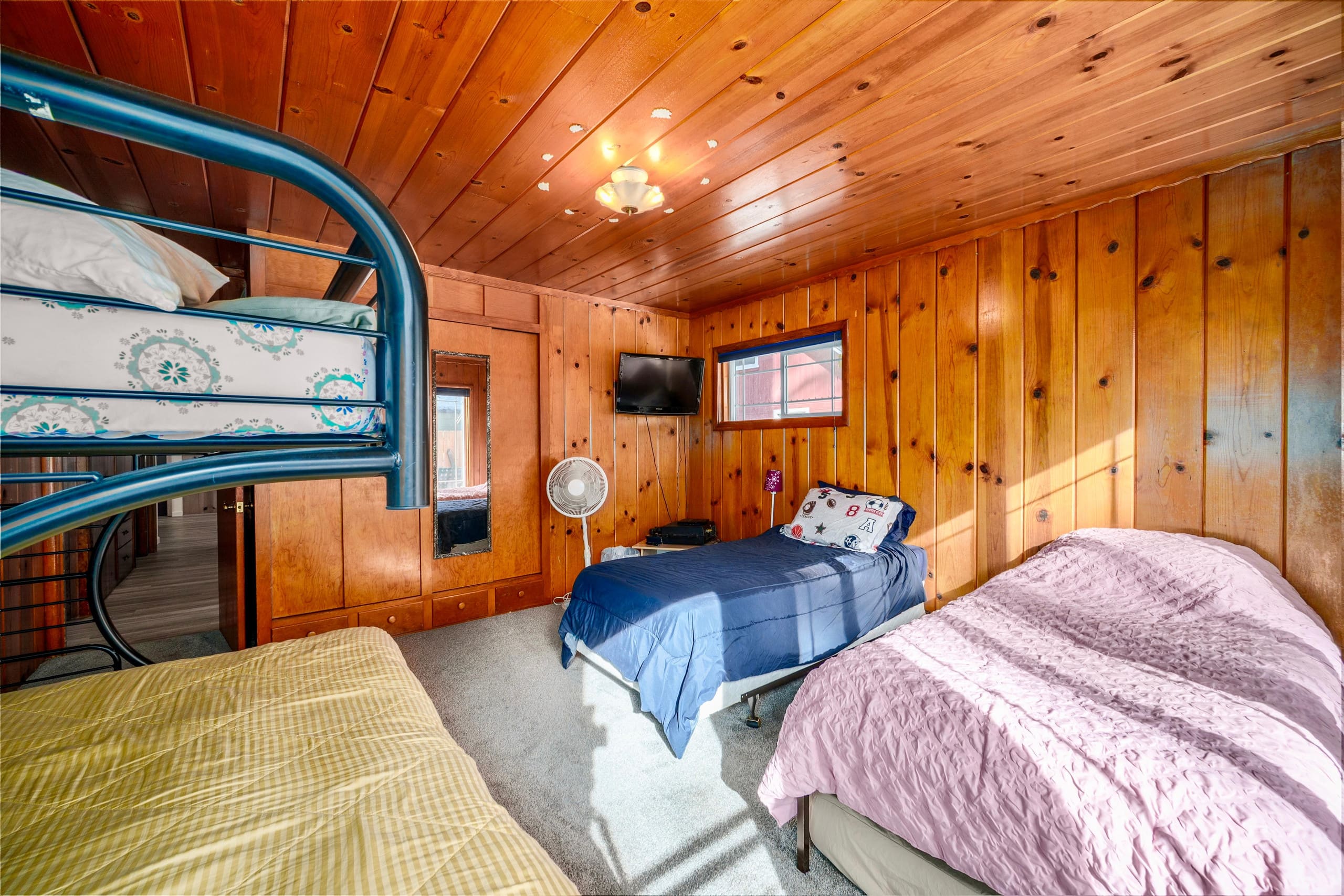 Home in South Lake Tahoe · 3 bedrooms · 5 beds · 2 private baths - Image 21