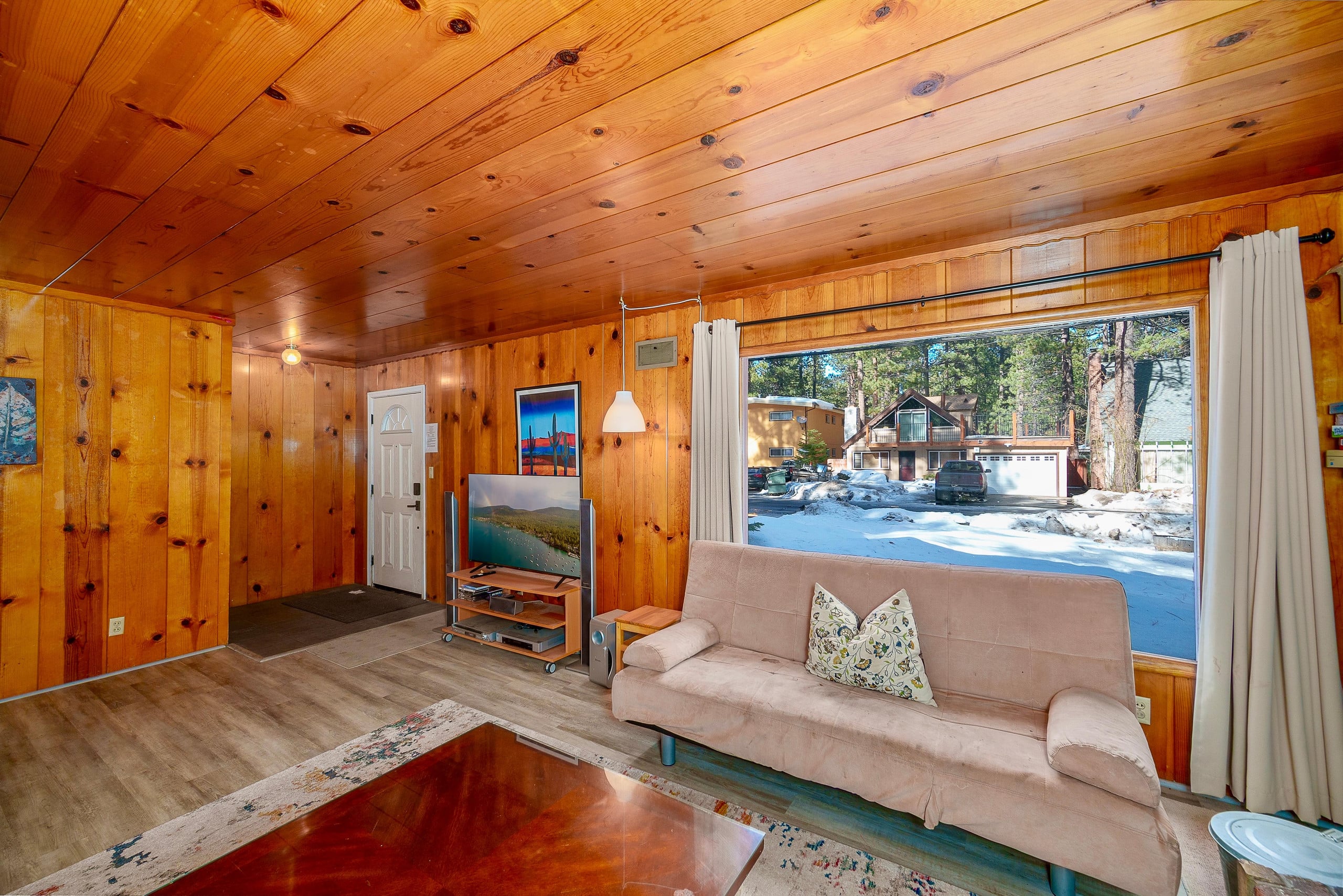 Home in South Lake Tahoe · 3 bedrooms · 5 beds · 2 private baths - Image 6